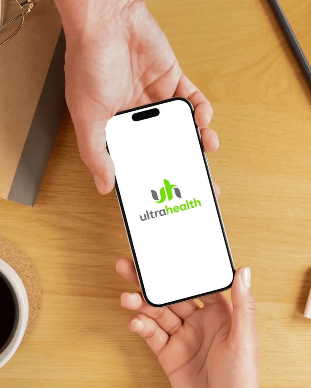 Dos manos pasando un teléfono con la app abierta