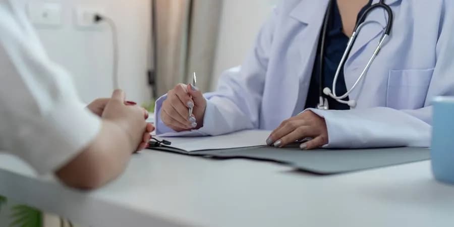 Especialista tomando notas durante una consulta